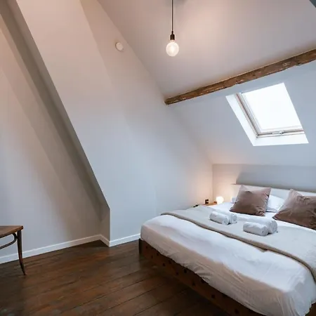 Huswell - Charming Urban Retreat, 15 Minutes From Station