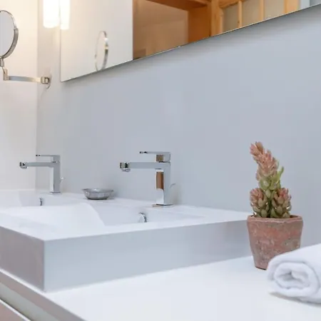 Huswell - Charming Urban Retreat, 15 Minutes From Station Holiday home