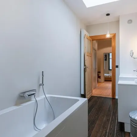 Huswell - Charming Urban Retreat, 15 Minutes From Station