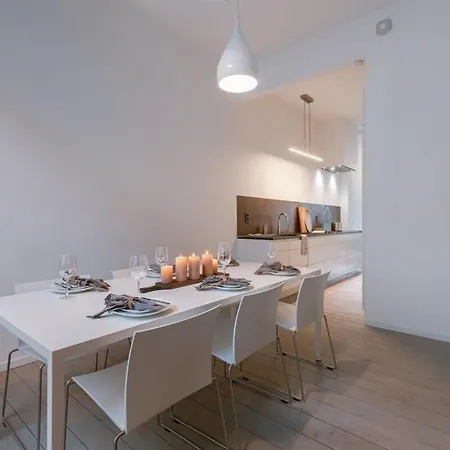 Huswell - Charming Urban Retreat, 15 Minutes From Station *
